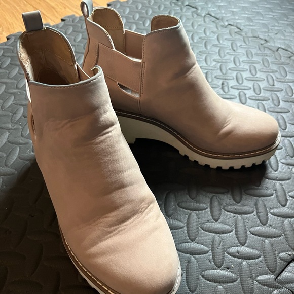 Bought from the buckle in the fall. Some blue coloring on ankle due to jeans. - Picture 4 of 6